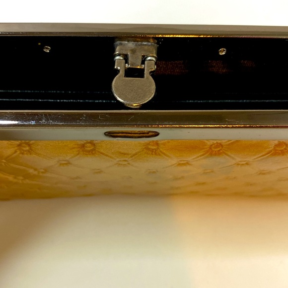 Embossed Glossy Vinyl Shell Pattern Metal Frame Push Closure Long Clutch Wallet - Picture 5 of 6